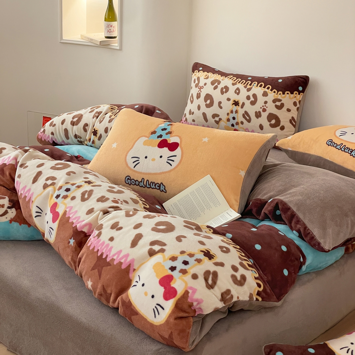 91家纺网 家纺一手货源 找家纺 摩妮卡 2025新款牛奶绒枕套混搭卡通复古床盖四件套 幸运小猫