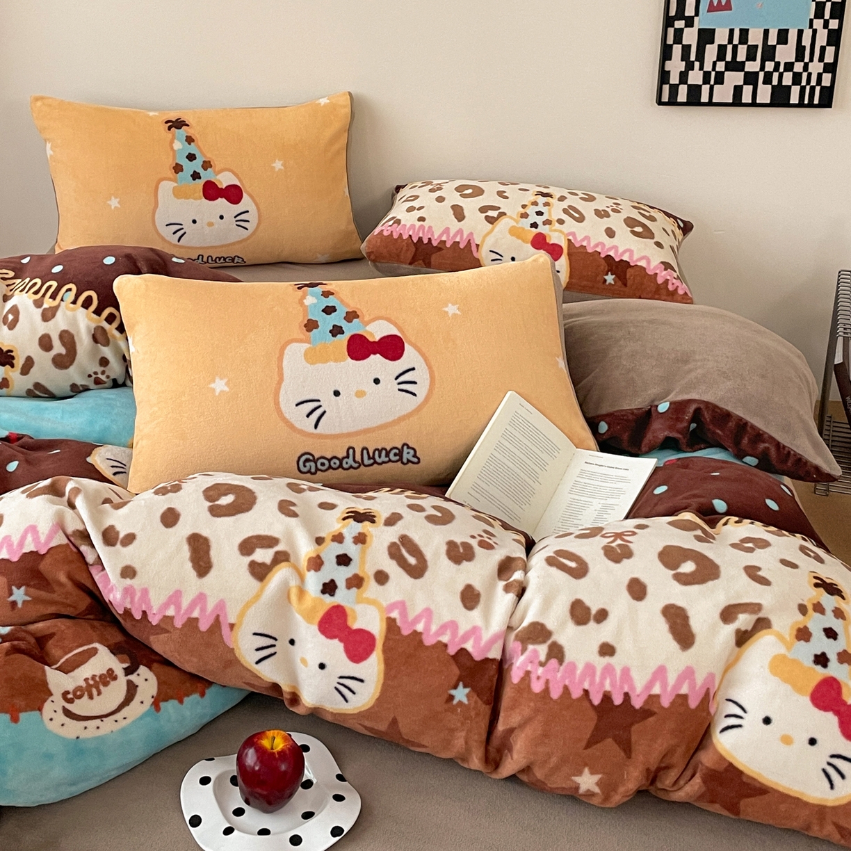 91家纺网 家纺一手货源 找家纺 摩妮卡 2025新款牛奶绒枕套混搭卡通复古床盖四件套 幸运小猫