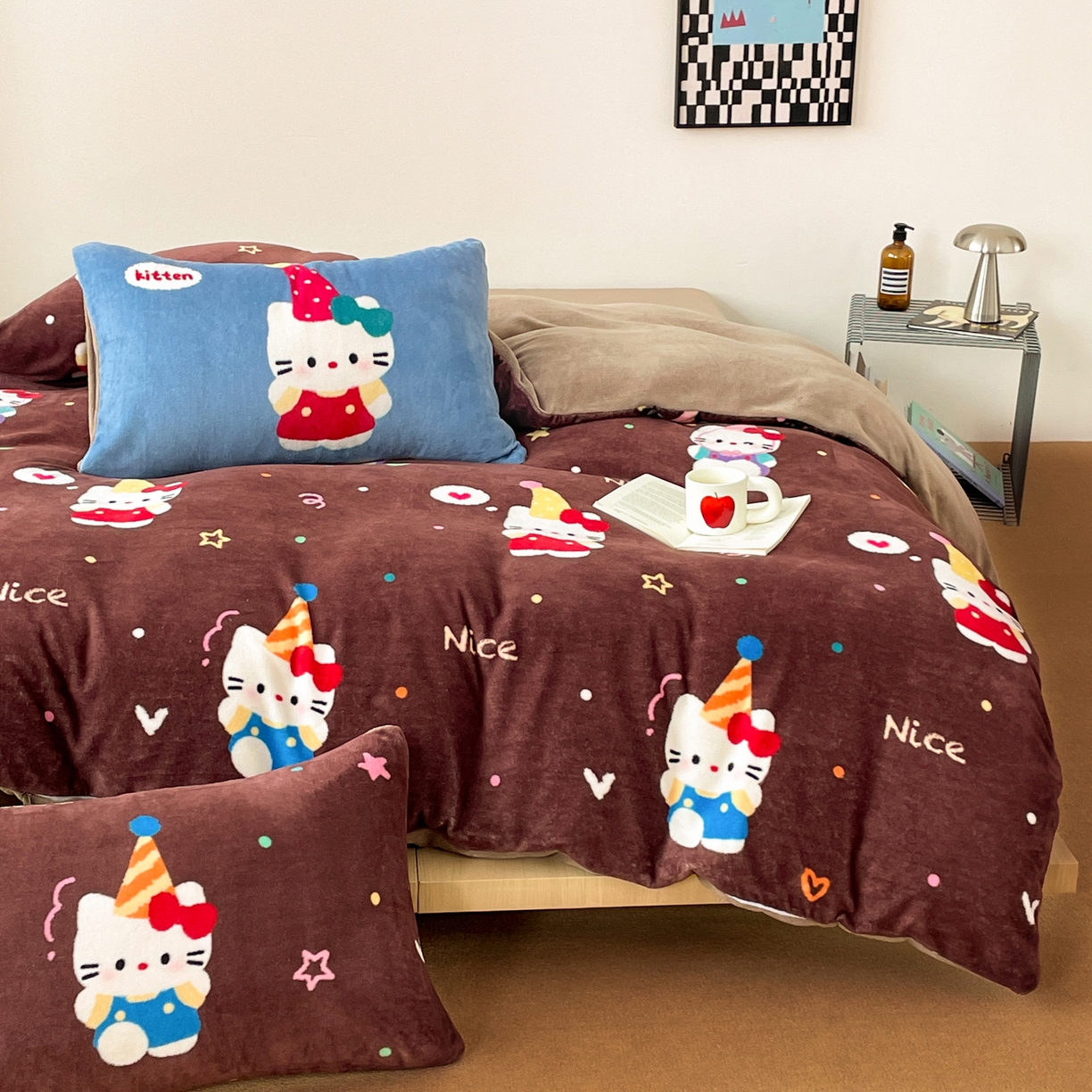 91家纺网 家纺一手货源 找家纺 摩妮卡 2025新款牛奶绒枕套混搭卡通复古床盖四件套 庆祝凯蒂猫