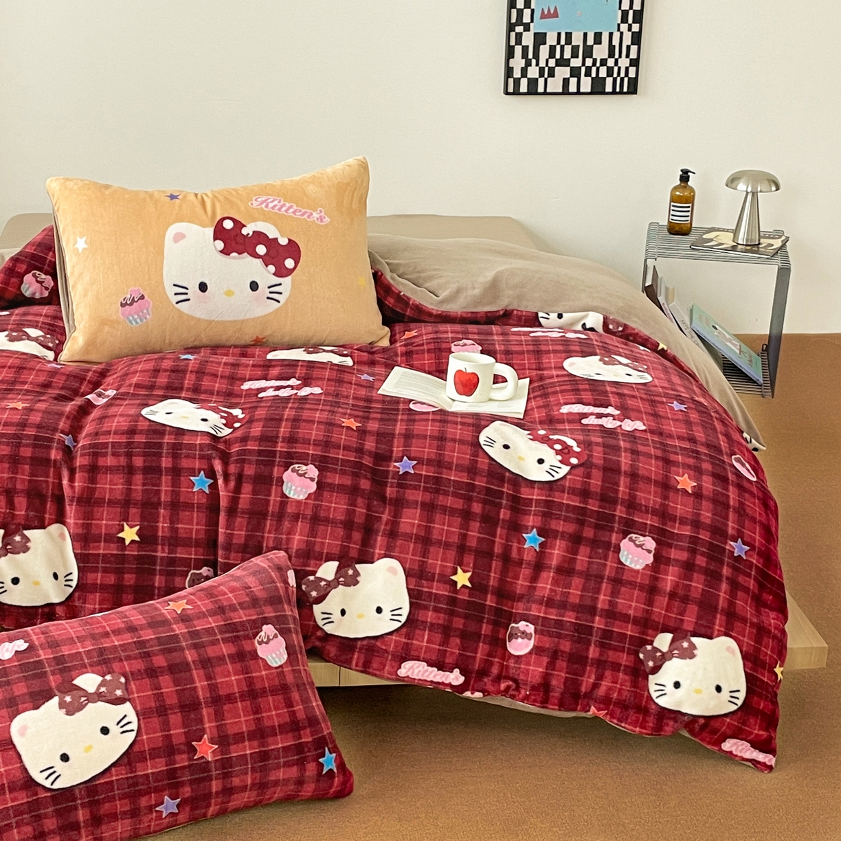 91家纺网 家纺一手货源 找家纺 摩妮卡 2025新款牛奶绒枕套混搭卡通复古床盖四件套 甜点凯蒂猫