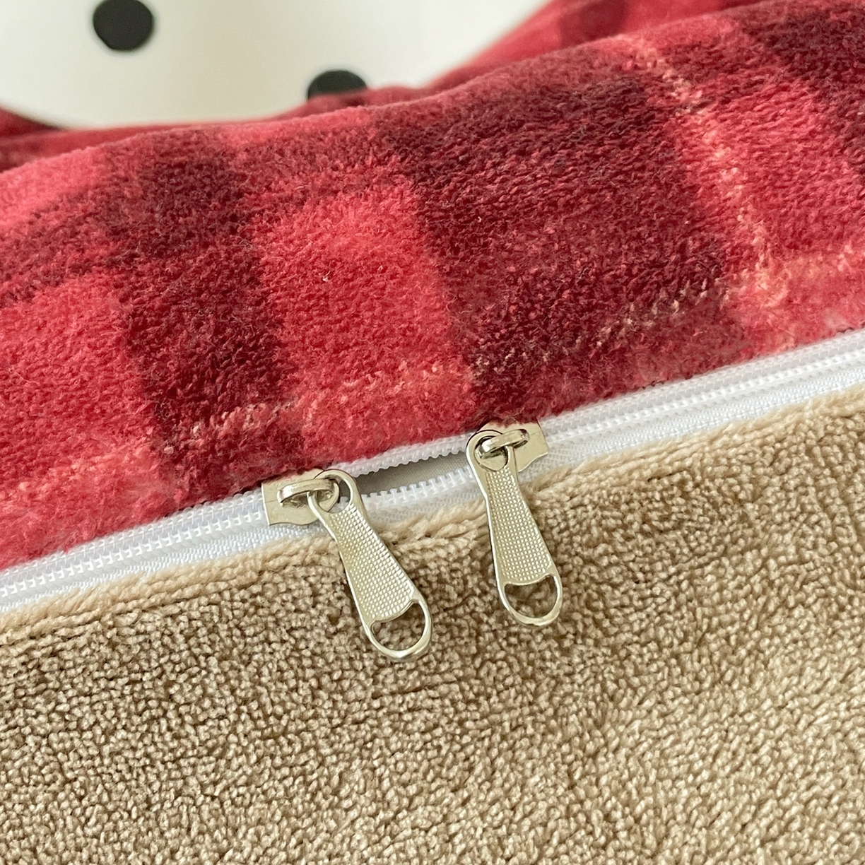 91家纺网 家纺一手货源 找家纺 摩妮卡 2025新款牛奶绒枕套混搭卡通复古床盖四件套 甜点凯蒂猫