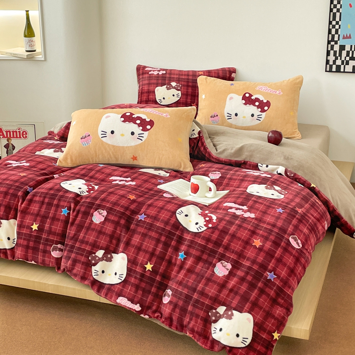 91家纺网 家纺一手货源 找家纺 摩妮卡 2025新款牛奶绒枕套混搭卡通复古床盖四件套 甜点凯蒂猫