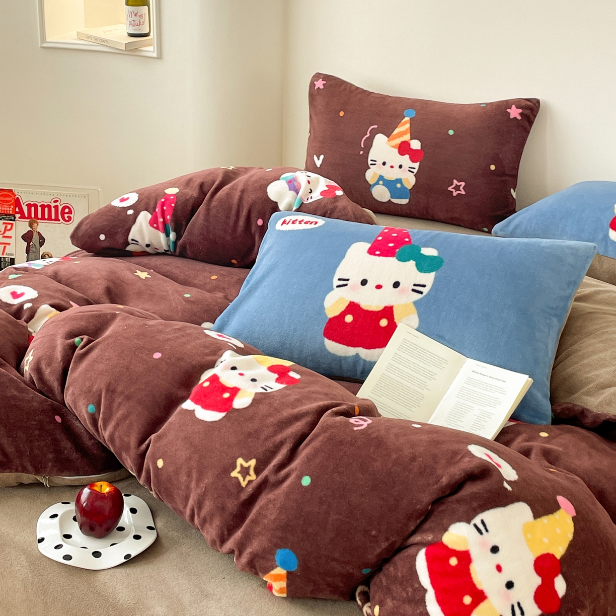 91家纺网 家纺一手货源 找家纺 摩妮卡 2025新款牛奶绒枕套混搭卡通复古床盖四件套 庆祝凯蒂猫