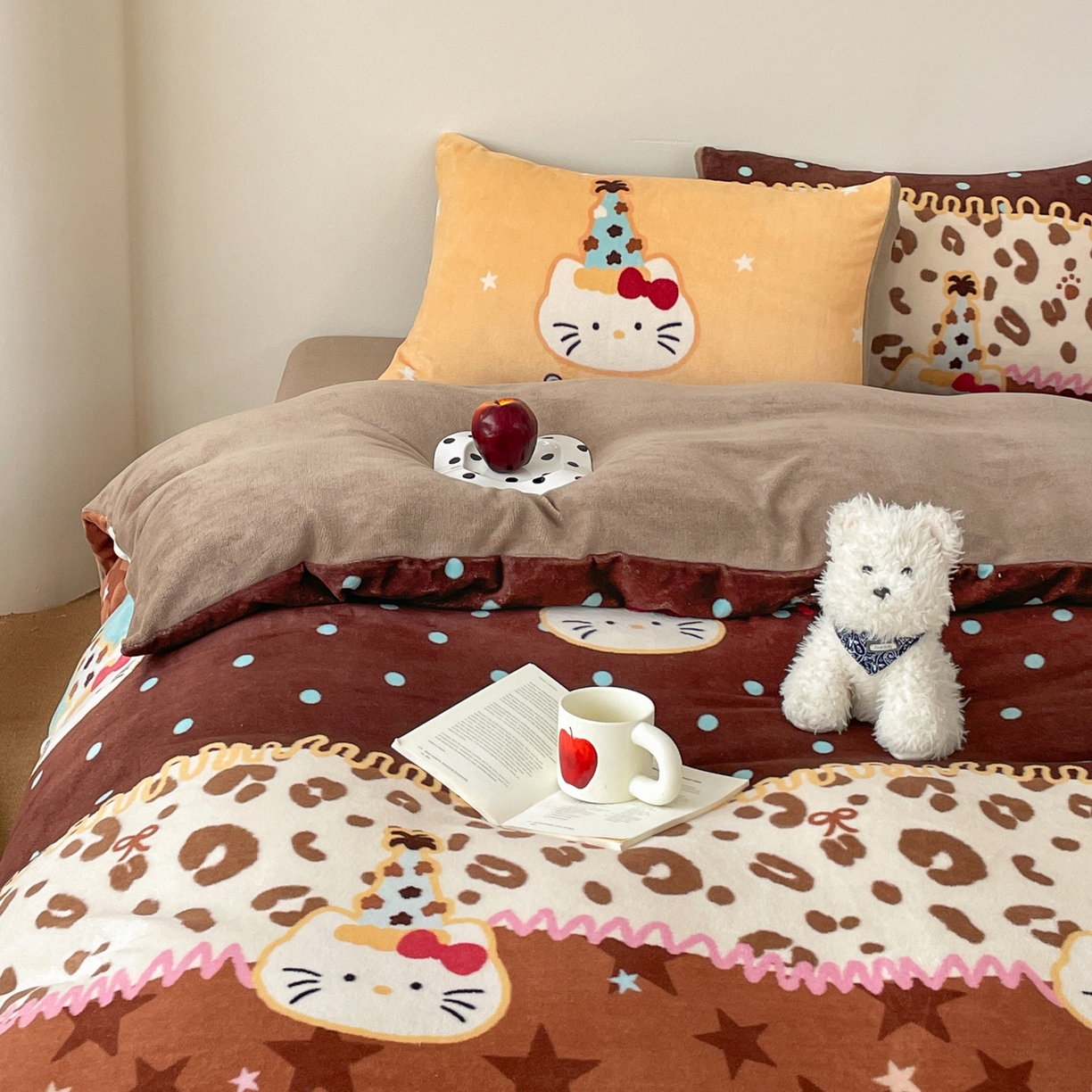 91家纺网 家纺一手货源 找家纺 摩妮卡 2025新款牛奶绒枕套混搭卡通复古床盖四件套 幸运小猫