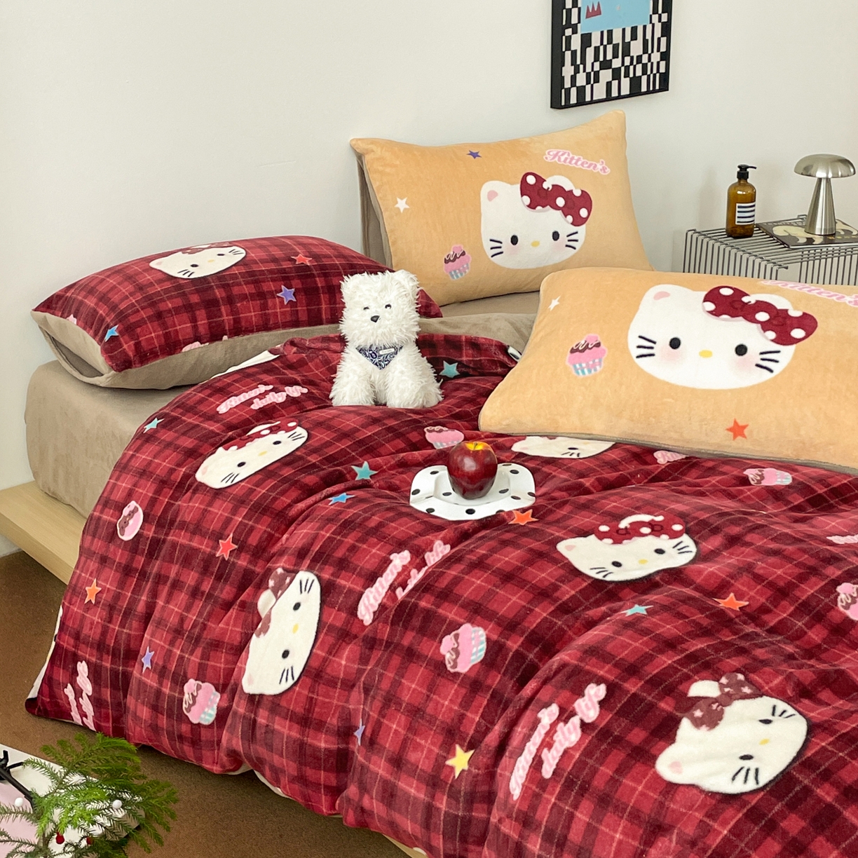 91家纺网 家纺一手货源 找家纺 摩妮卡 2025新款牛奶绒枕套混搭卡通复古床盖四件套 甜点凯蒂猫