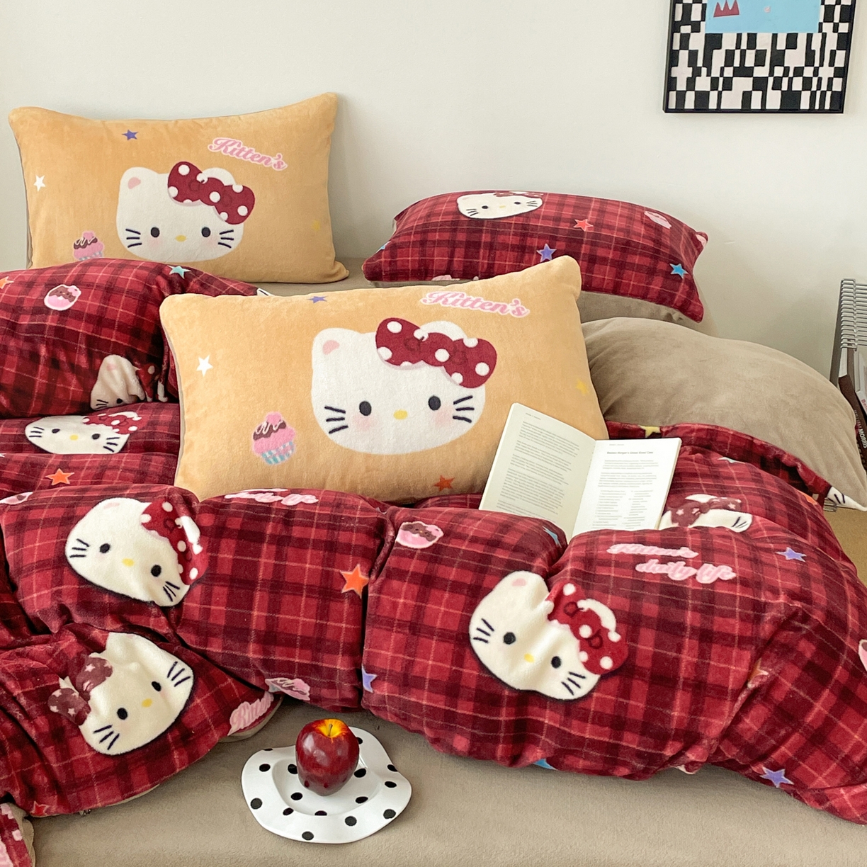 91家纺网 家纺一手货源 找家纺 摩妮卡 2025新款牛奶绒枕套混搭卡通复古床盖四件套 甜点凯蒂猫