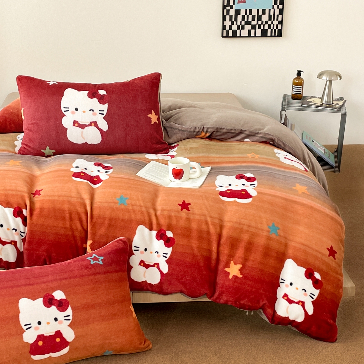 91家纺网 家纺一手货源 找家纺 摩妮卡 2025新款牛奶绒枕套混搭卡通复古床盖四件套 傍晚凯蒂猫