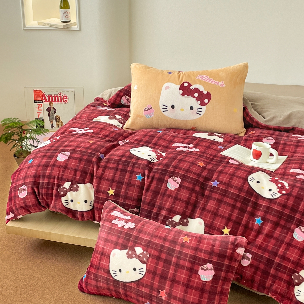 91家纺网 家纺一手货源 找家纺 摩妮卡 2025新款牛奶绒枕套混搭卡通复古床盖四件套 甜点凯蒂猫