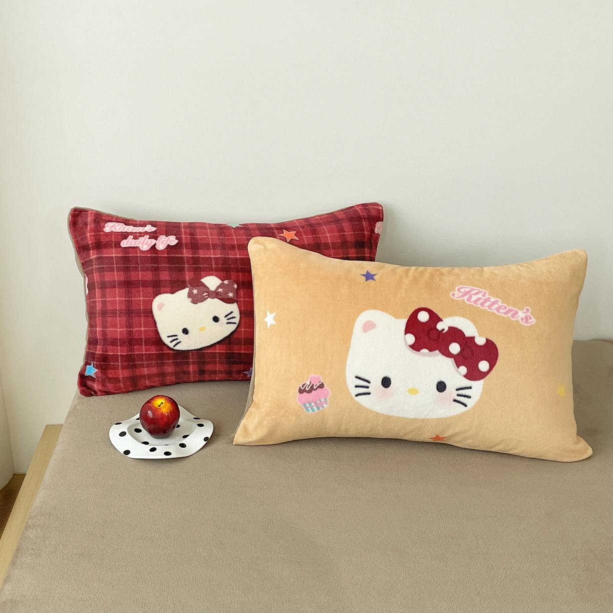 91家纺网 家纺一手货源 找家纺 摩妮卡 2025新款牛奶绒枕套混搭卡通复古床盖四件套 甜点凯蒂猫