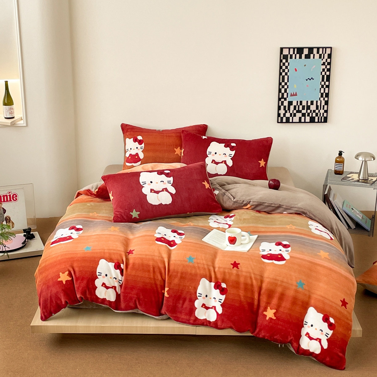 91家纺网 家纺一手货源 找家纺 摩妮卡 2025新款牛奶绒枕套混搭卡通复古床盖四件套 傍晚凯蒂猫