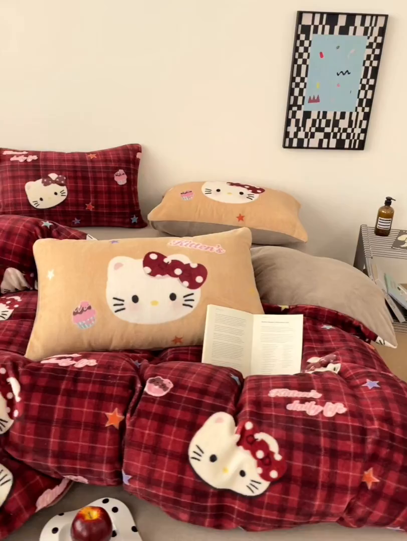 91家纺网 家纺一手货源 找家纺 摩妮卡 2025新款牛奶绒枕套混搭卡通复古床盖四件套 甜点凯蒂猫
