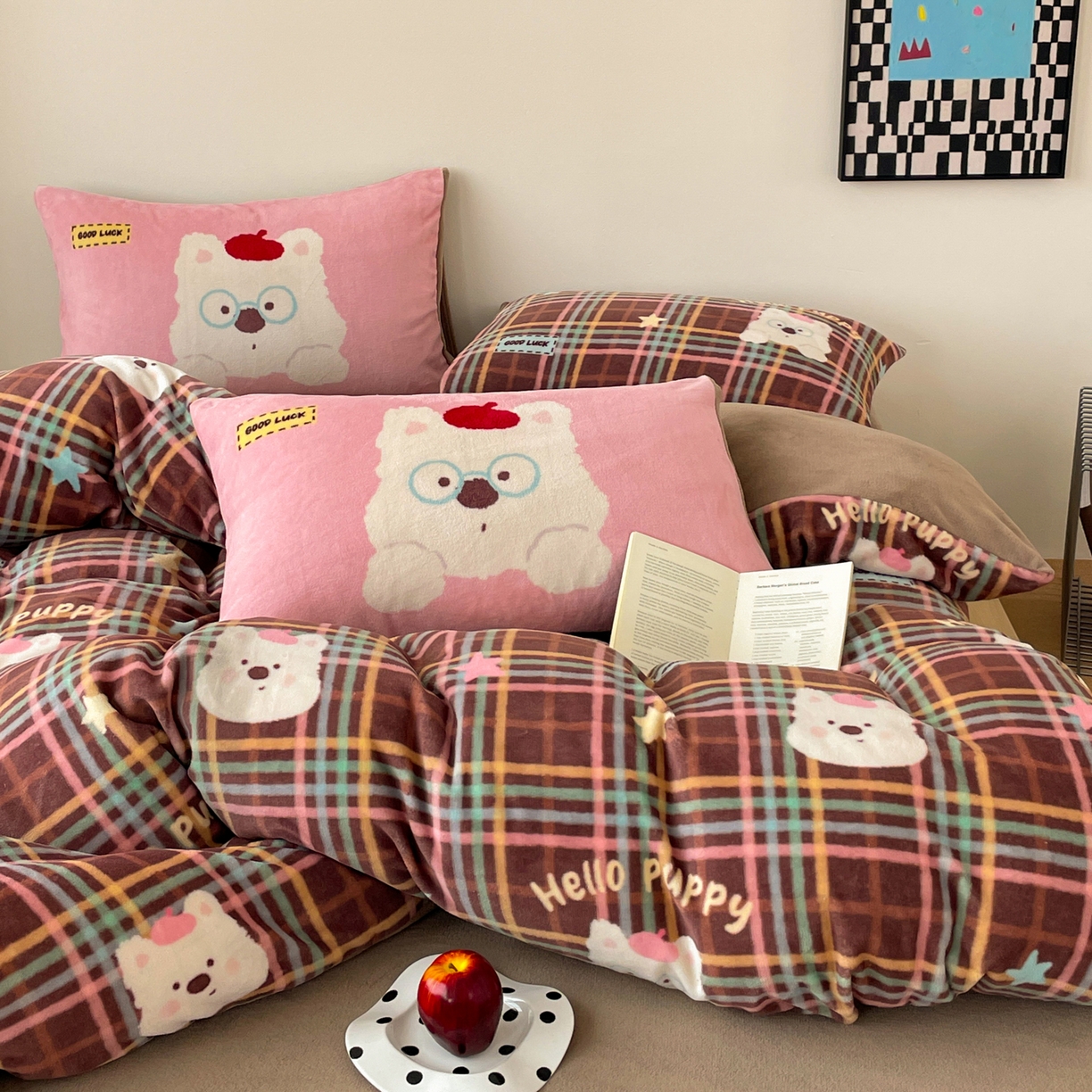 91家纺网 家纺一手货源 找家纺 摩妮卡 2025新款牛奶绒枕套混搭卡通复古床盖四件套 粉帽小狗