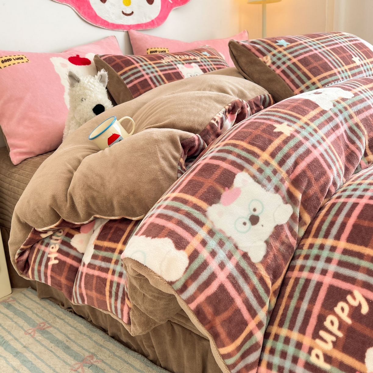 91家纺网 家纺一手货源 找家纺 摩妮卡 2025新款牛奶绒枕套混搭卡通复古床盖四件套 粉帽小狗