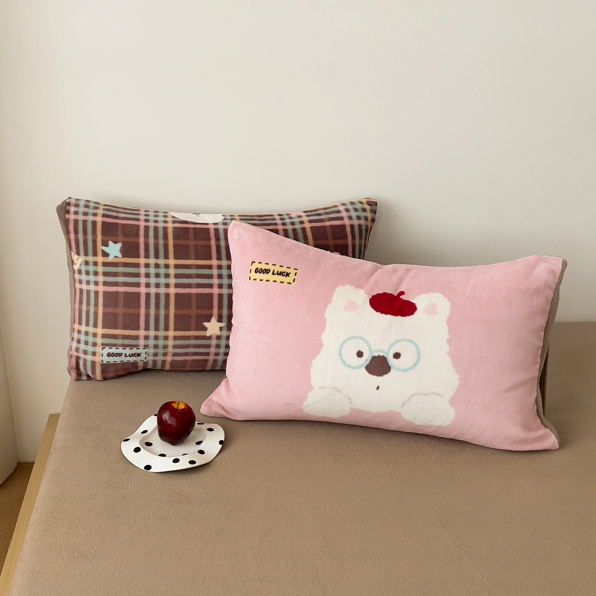 91家纺网 家纺一手货源 找家纺 摩妮卡 2025新款牛奶绒枕套混搭卡通复古床盖四件套 粉帽小狗