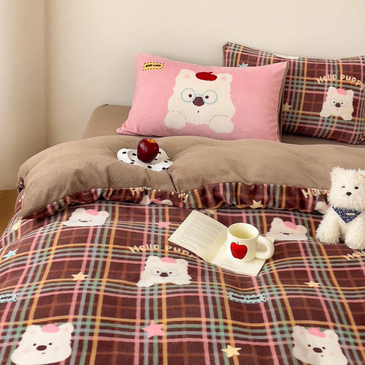 91家纺网 家纺一手货源 找家纺 摩妮卡 2025新款牛奶绒枕套混搭卡通复古床盖四件套 粉帽小狗