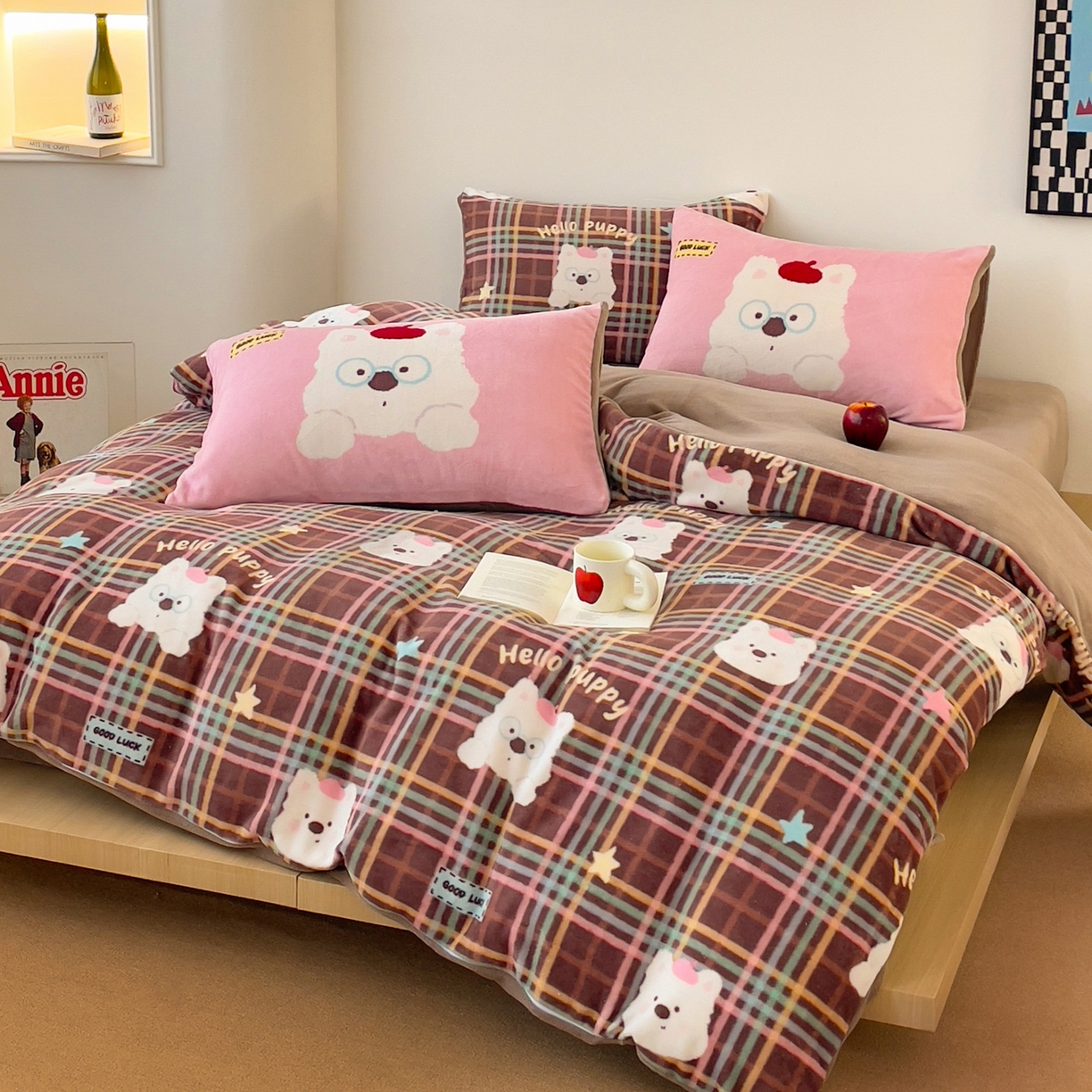 91家纺网 家纺一手货源 找家纺 摩妮卡 2025新款牛奶绒枕套混搭卡通复古床盖四件套 粉帽小狗