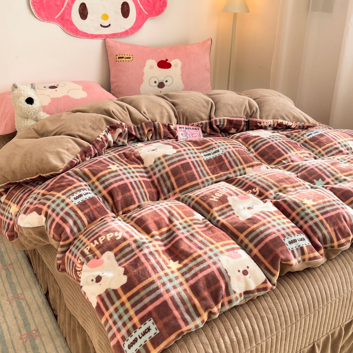 摩妮卡 2025新款牛奶绒枕套混搭卡通复古床盖四件套 粉帽小狗