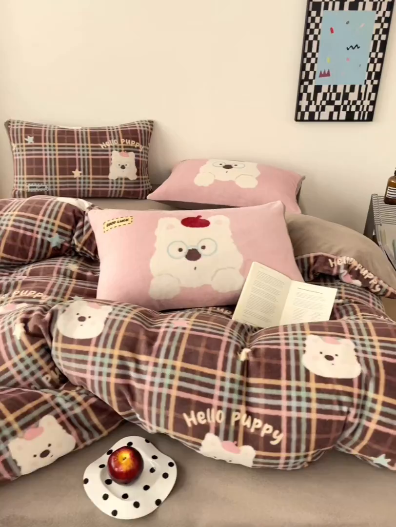 91家纺网 家纺一手货源 找家纺 摩妮卡 2025新款牛奶绒枕套混搭卡通复古床盖四件套 粉帽小狗