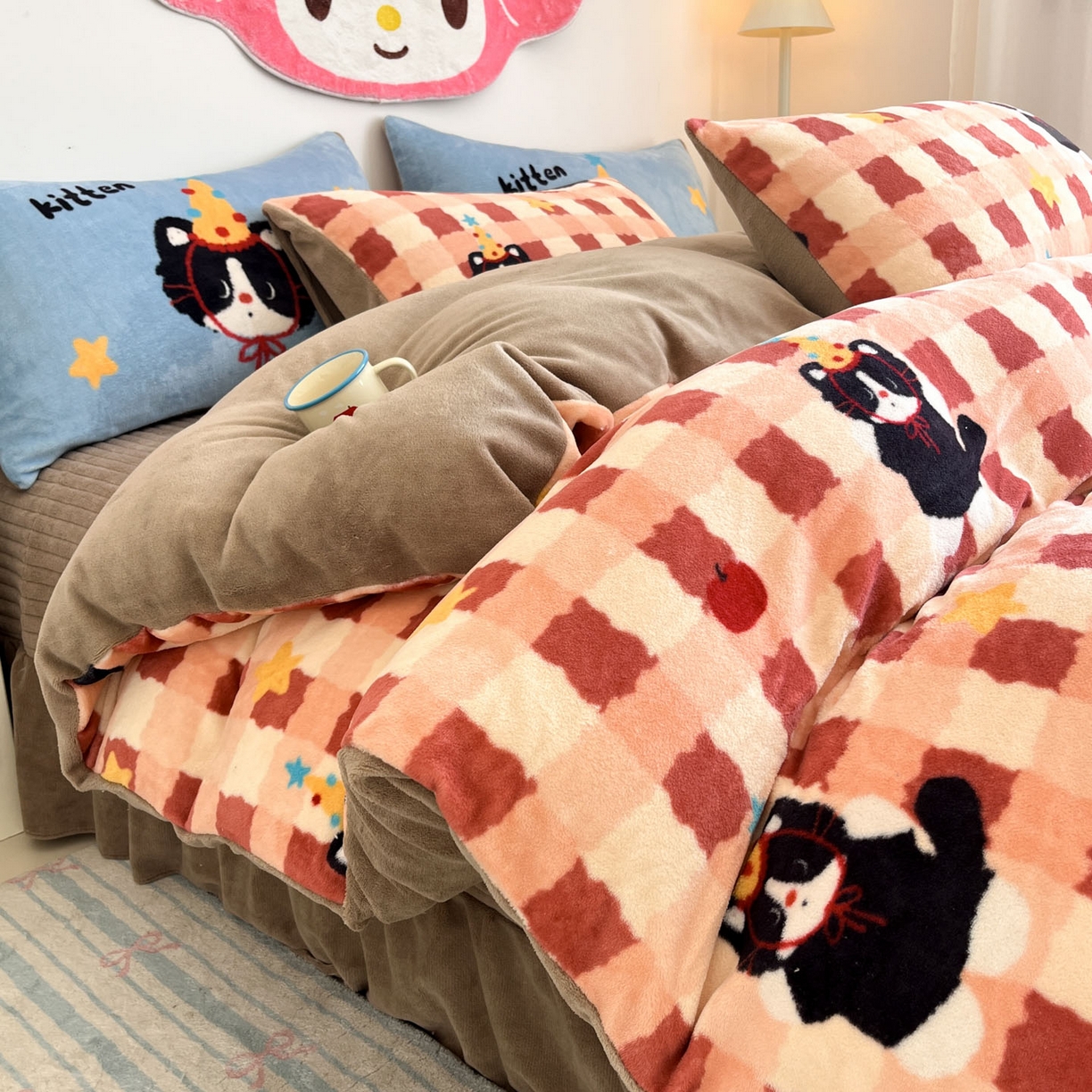 91家纺网 家纺一手货源 找家纺 摩妮卡 2025新款牛奶绒枕套混搭卡通复古床盖四件套 生日小猫