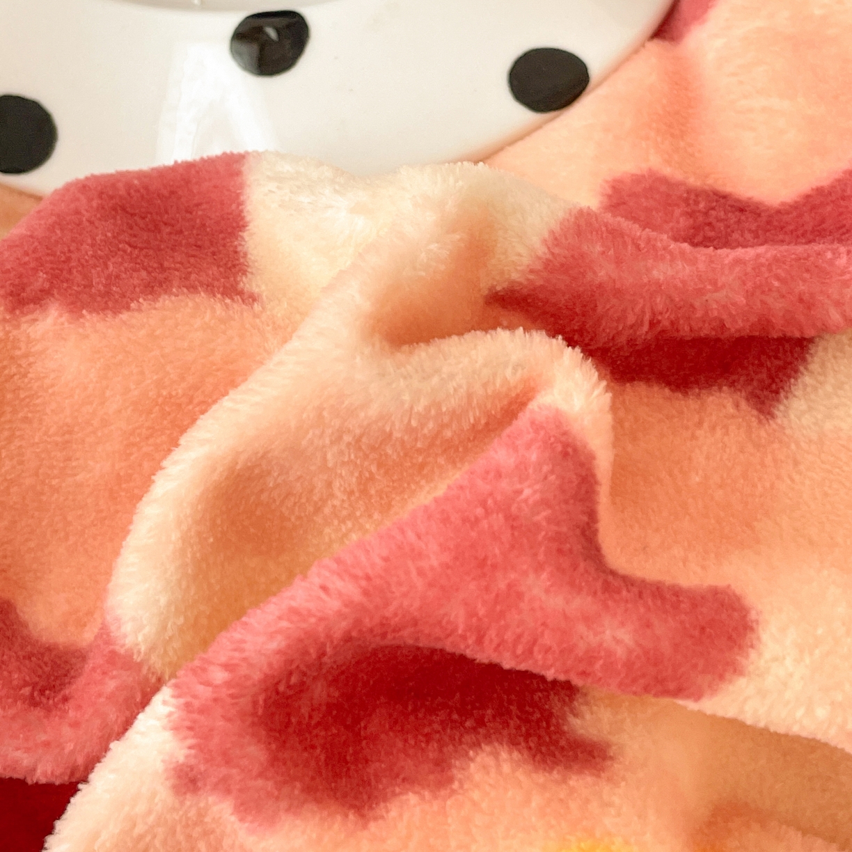 91家纺网 家纺一手货源 找家纺 摩妮卡 2025新款牛奶绒枕套混搭卡通复古床盖四件套 生日小猫