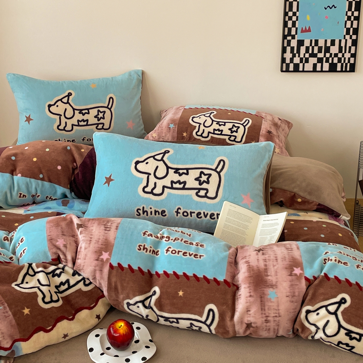 91家纺网 家纺一手货源 找家纺 摩妮卡 2025新款牛奶绒枕套混搭卡通复古床盖四件套 线条腊肠狗