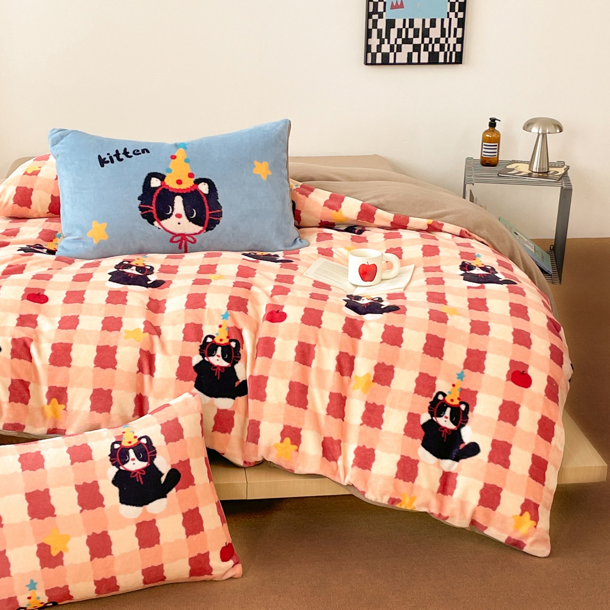 91家纺网 家纺一手货源 找家纺 摩妮卡 2025新款牛奶绒枕套混搭卡通复古床盖四件套 生日小猫