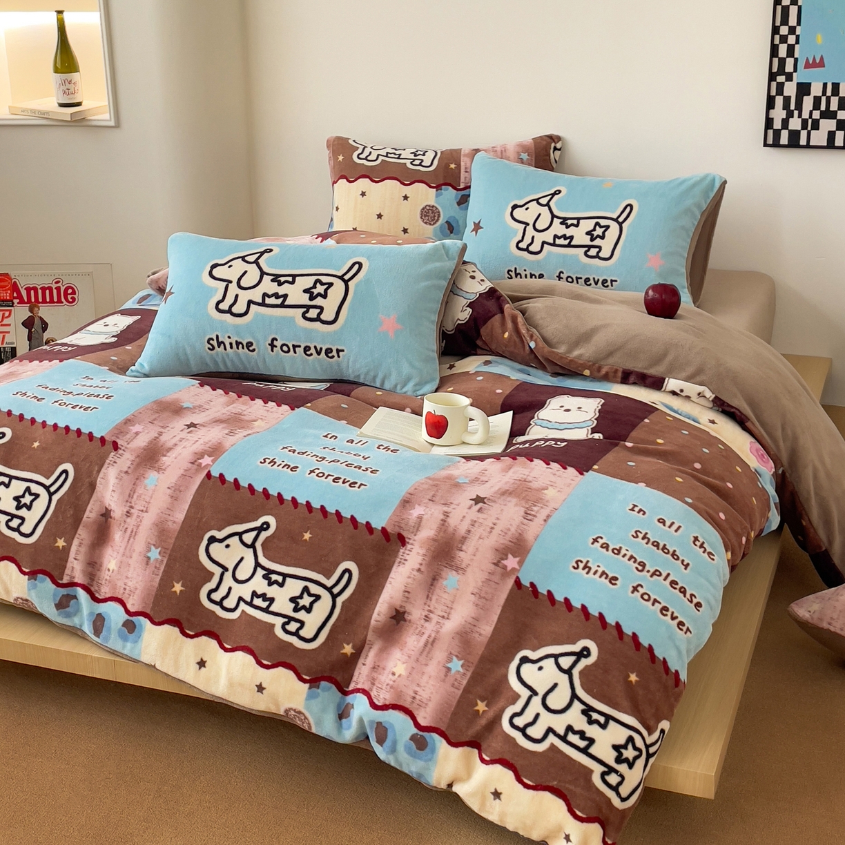 91家纺网 家纺一手货源 找家纺 摩妮卡 2025新款牛奶绒枕套混搭卡通复古床盖四件套 线条腊肠狗