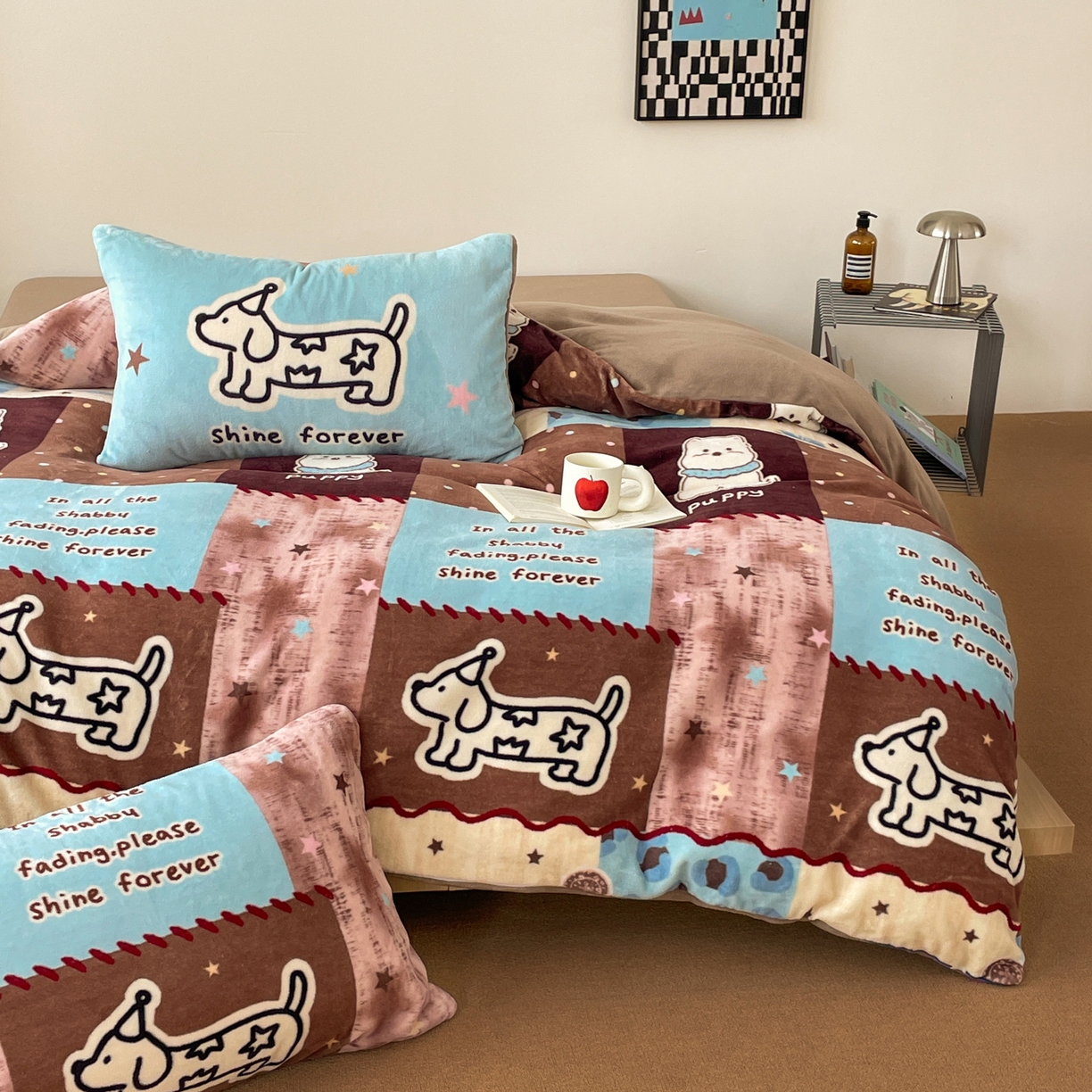 91家纺网 家纺一手货源 找家纺 摩妮卡 2025新款牛奶绒枕套混搭卡通复古床盖四件套 线条腊肠狗