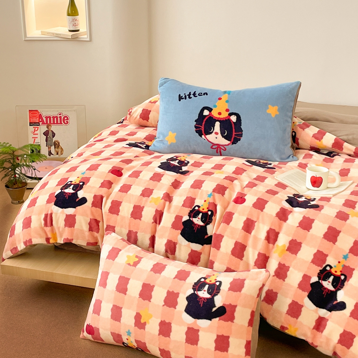 91家纺网 家纺一手货源 找家纺 摩妮卡 2025新款牛奶绒枕套混搭卡通复古床盖四件套 生日小猫