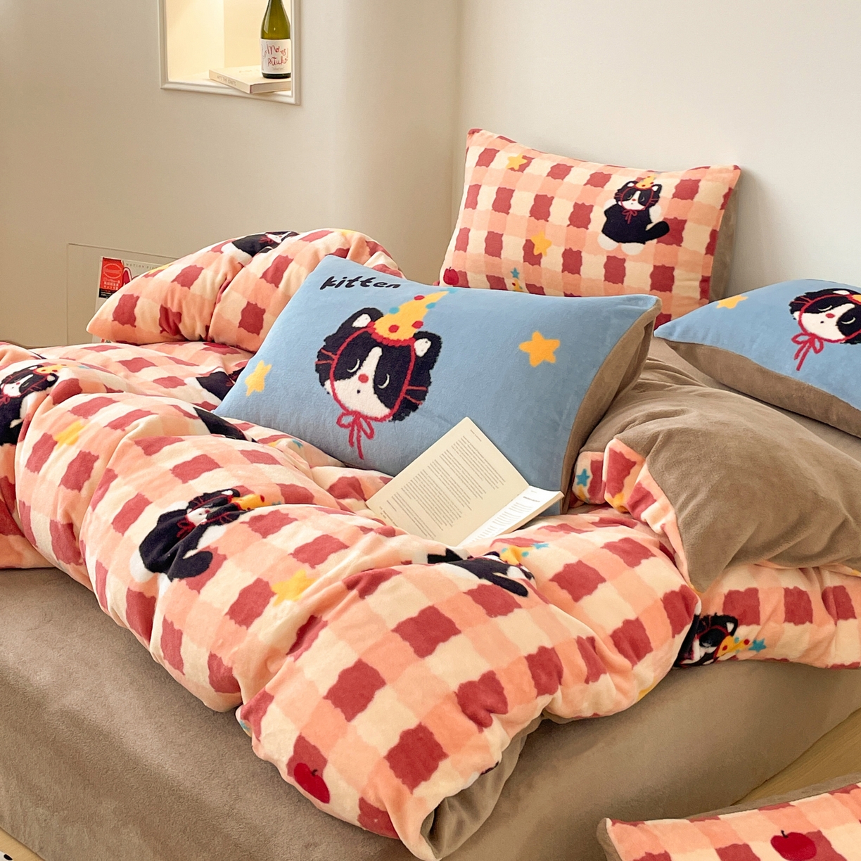 91家纺网 家纺一手货源 找家纺 摩妮卡 2025新款牛奶绒枕套混搭卡通复古床盖四件套 生日小猫