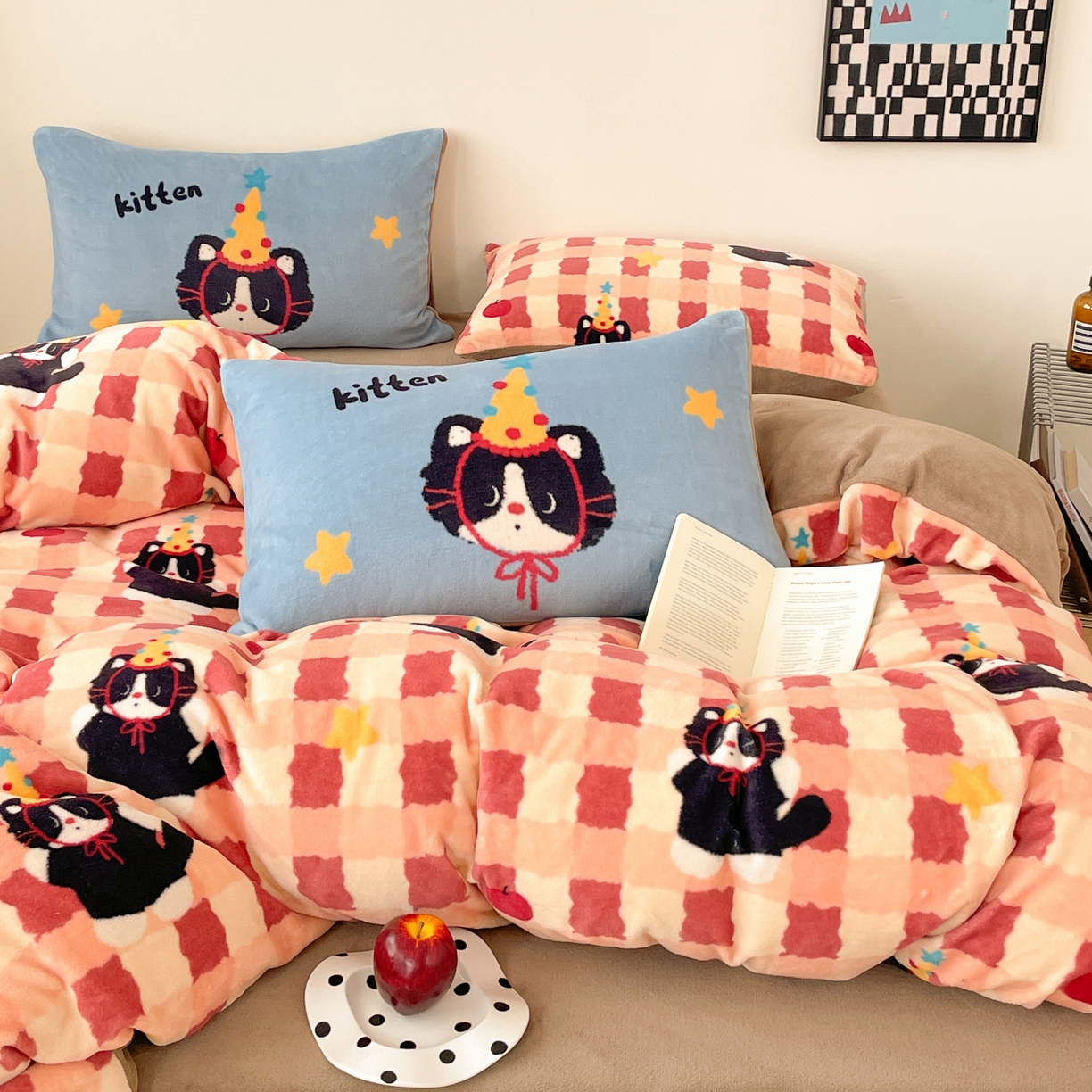 91家纺网 家纺一手货源 找家纺 摩妮卡 2025新款牛奶绒枕套混搭卡通复古床盖四件套 生日小猫