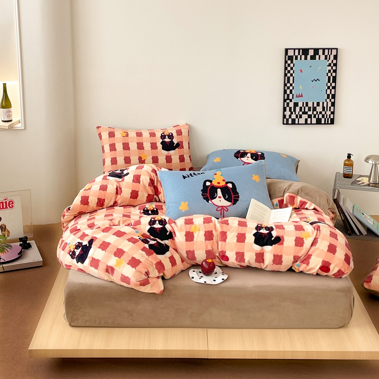 91家纺网 家纺一手货源 找家纺 摩妮卡 2025新款牛奶绒枕套混搭卡通复古床盖四件套 生日小猫