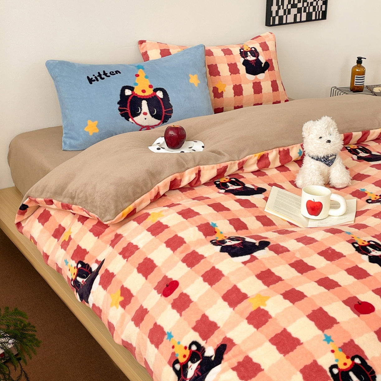 91家纺网 家纺一手货源 找家纺 摩妮卡 2025新款牛奶绒枕套混搭卡通复古床盖四件套 生日小猫