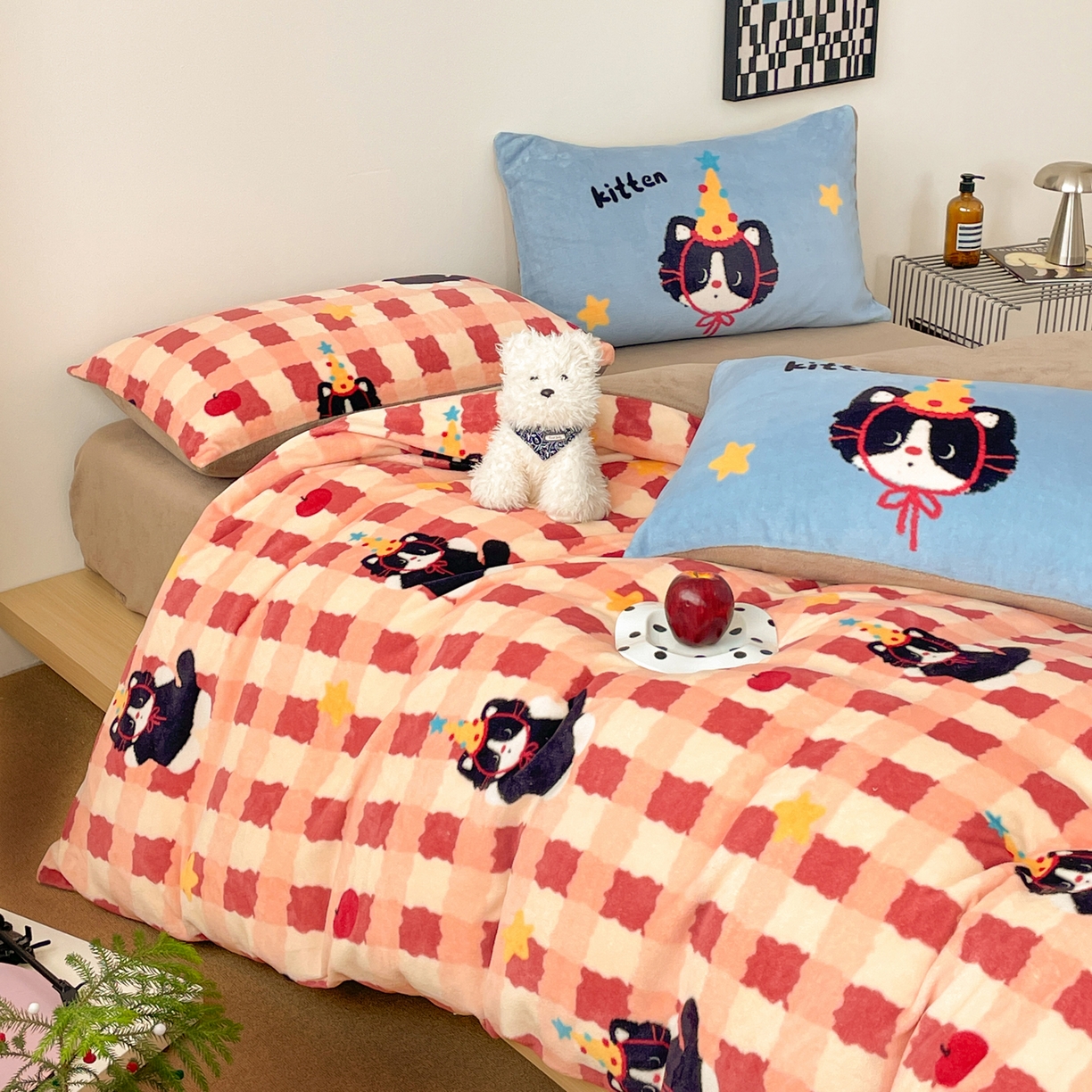 91家纺网 家纺一手货源 找家纺 摩妮卡 2025新款牛奶绒枕套混搭卡通复古床盖四件套 生日小猫