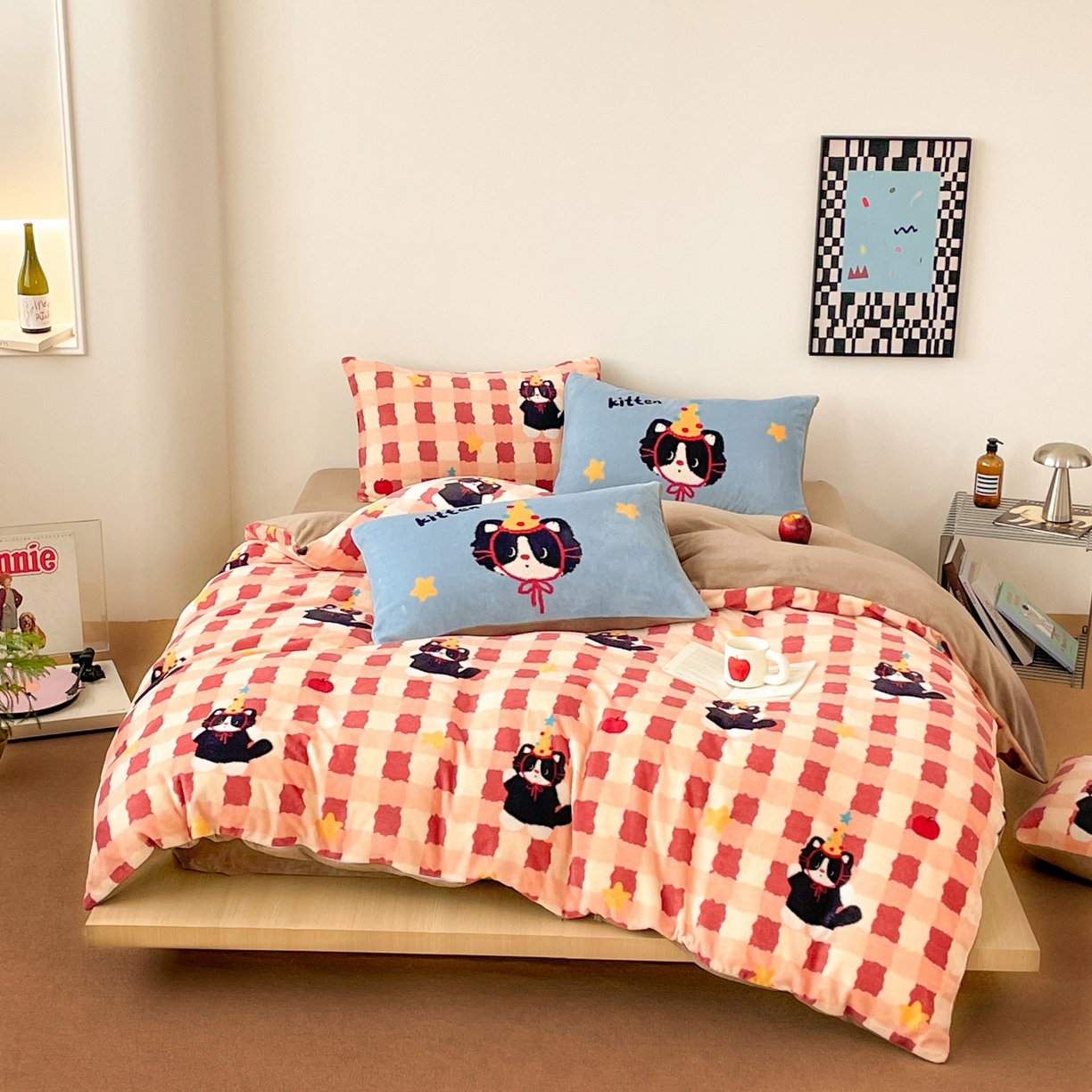 91家纺网 家纺一手货源 找家纺 摩妮卡 2025新款牛奶绒枕套混搭卡通复古床盖四件套 生日小猫