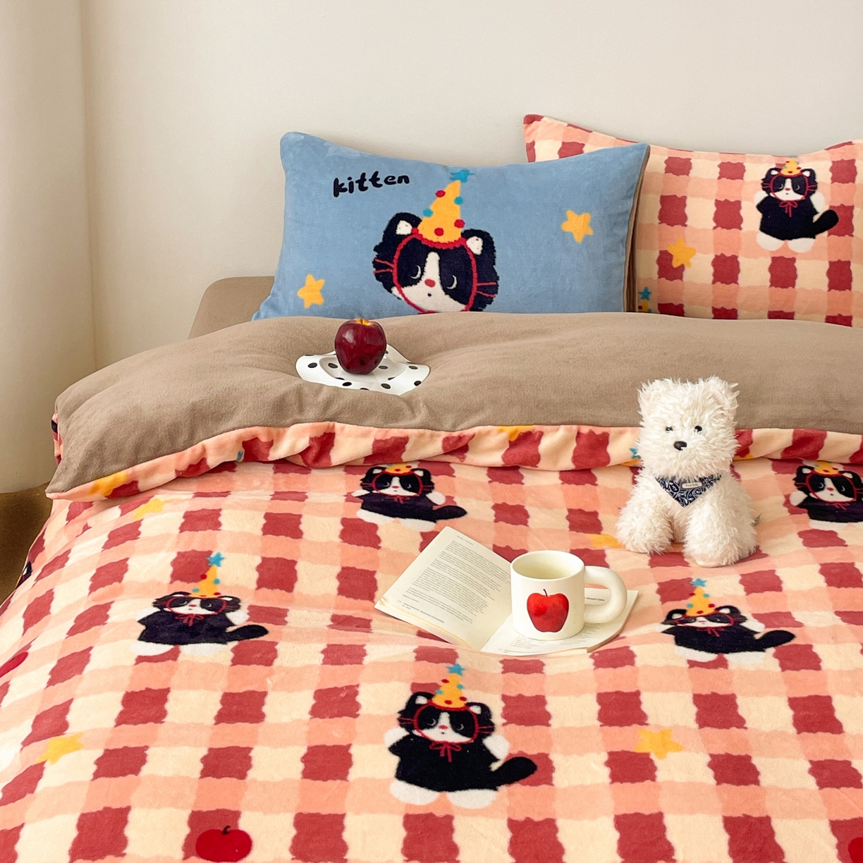 91家纺网 家纺一手货源 找家纺 摩妮卡 2025新款牛奶绒枕套混搭卡通复古床盖四件套 生日小猫