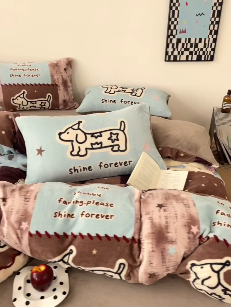 91家纺网 家纺一手货源 找家纺 摩妮卡 2025新款牛奶绒枕套混搭卡通复古床盖四件套 线条腊肠狗