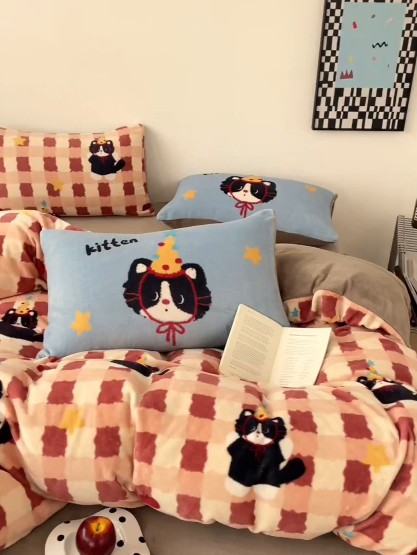 91家纺网 家纺一手货源 找家纺 摩妮卡 2025新款牛奶绒枕套混搭卡通复古床盖四件套 生日小猫