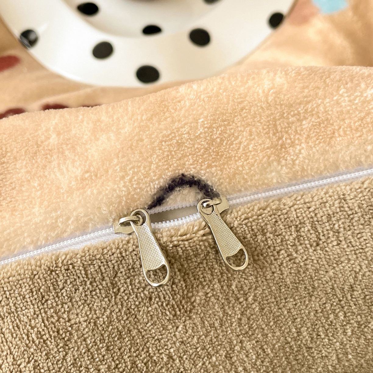 91家纺网 家纺一手货源 找家纺 摩妮卡 2025新款牛奶绒枕套混搭卡通复古床盖四件套 豹纹小猫