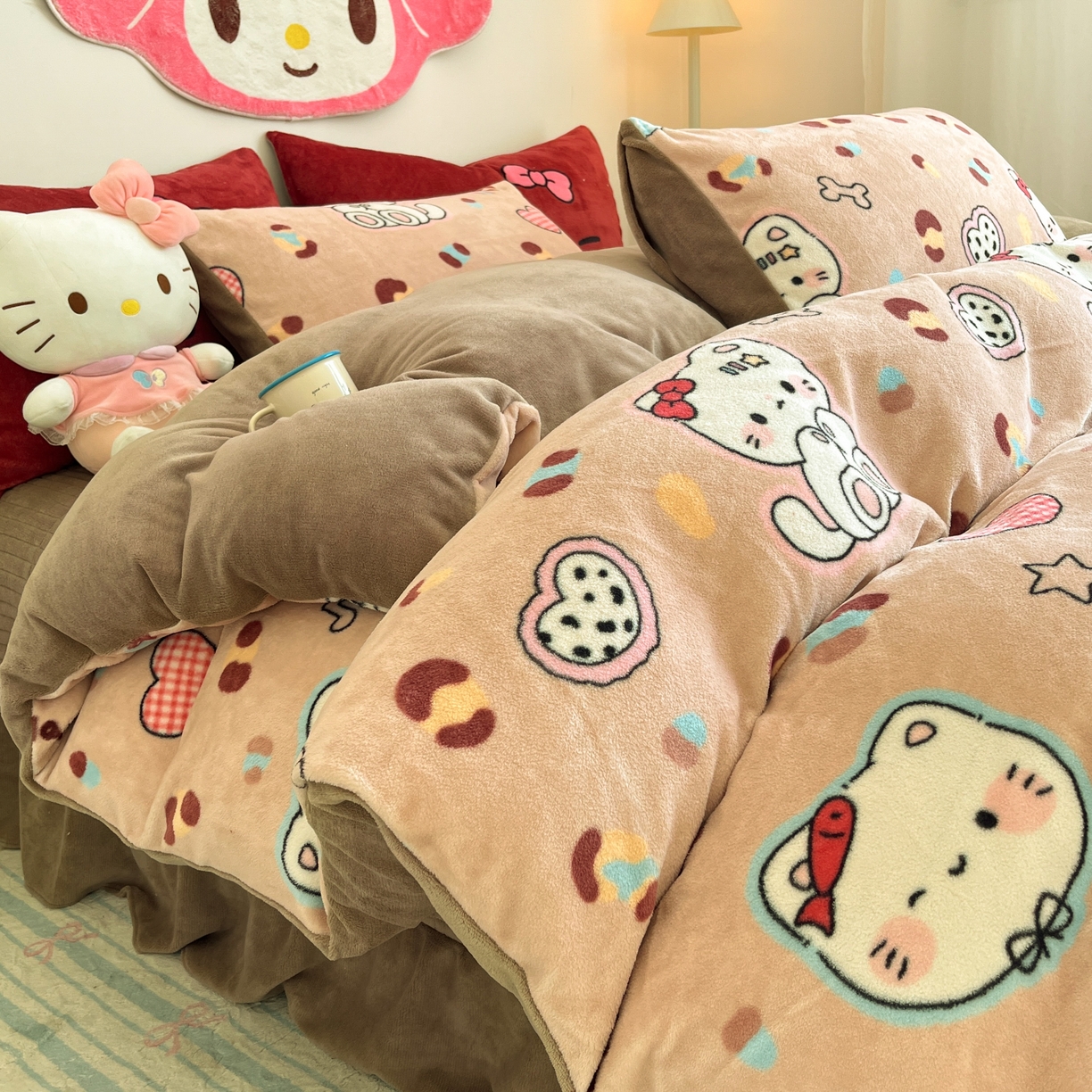 91家纺网 家纺一手货源 找家纺 摩妮卡 2025新款牛奶绒枕套混搭卡通复古床盖四件套 豹纹小猫