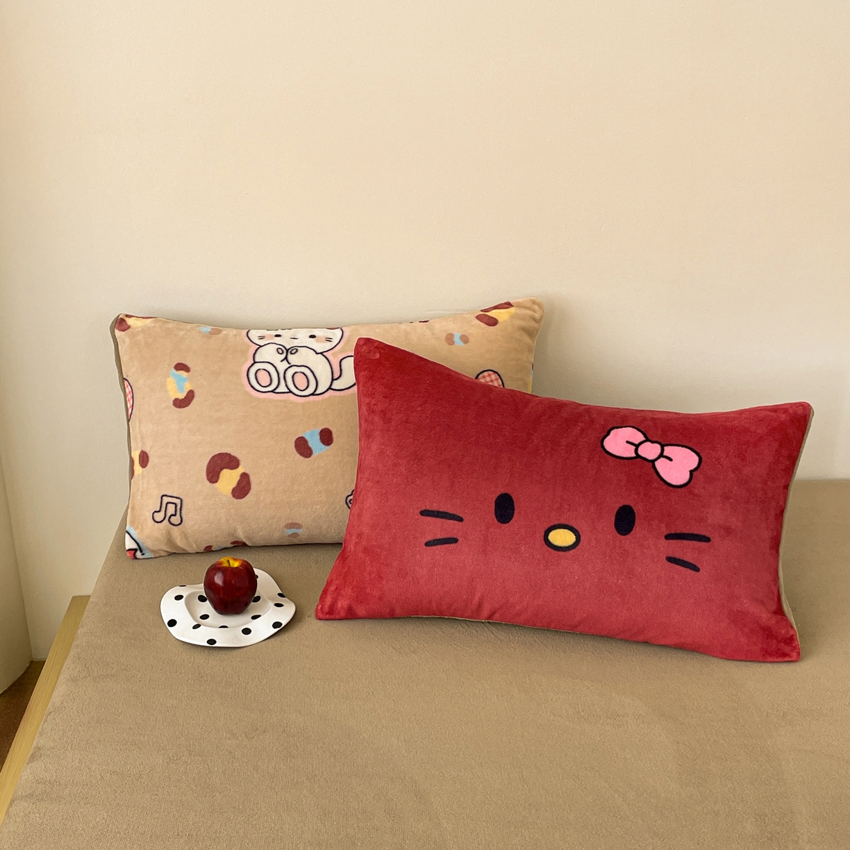 91家纺网 家纺一手货源 找家纺 摩妮卡 2025新款牛奶绒枕套混搭卡通复古床盖四件套 豹纹小猫