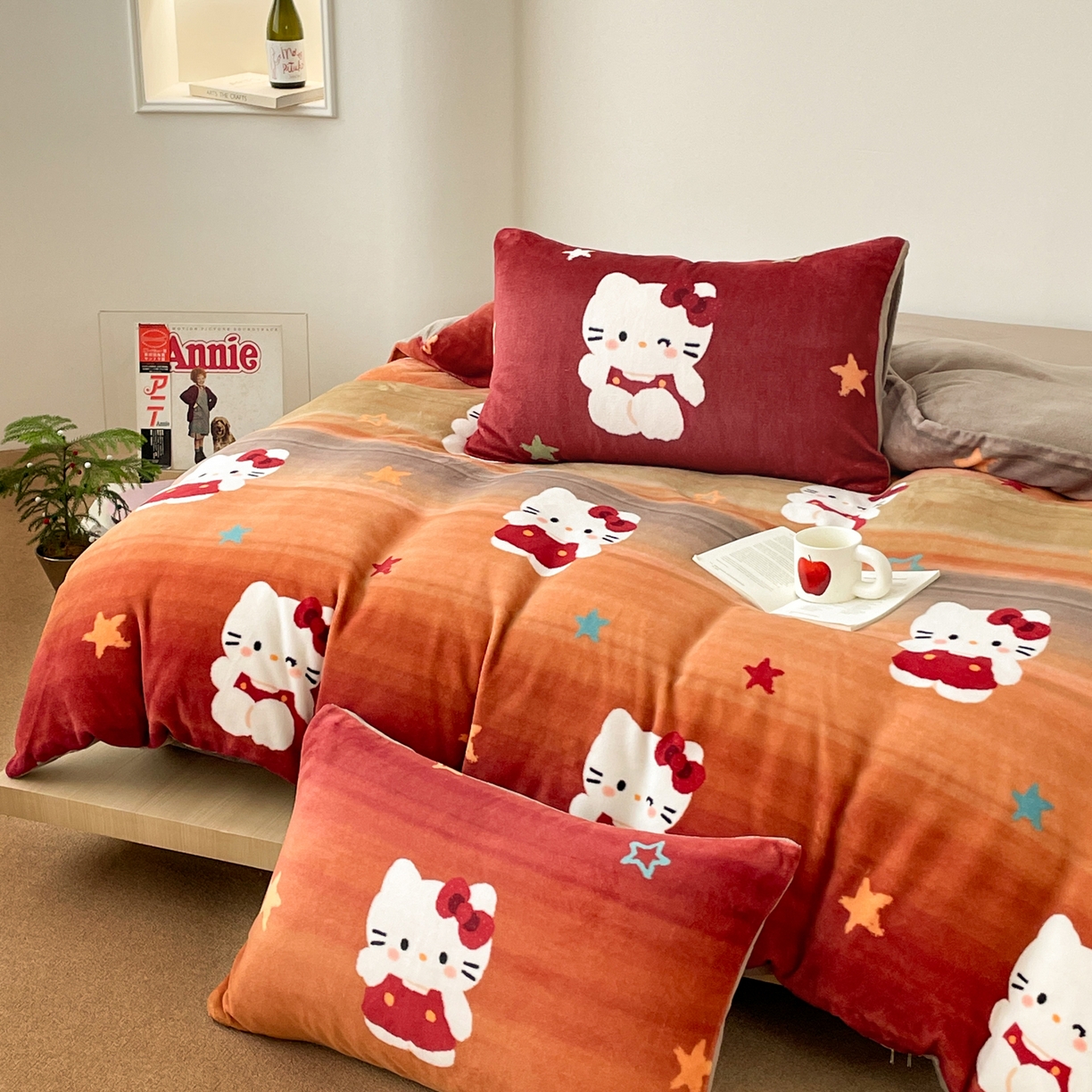 91家纺网 家纺一手货源 找家纺 摩妮卡 2025新款牛奶绒枕套混搭卡通复古床盖四件套 傍晚凯蒂猫