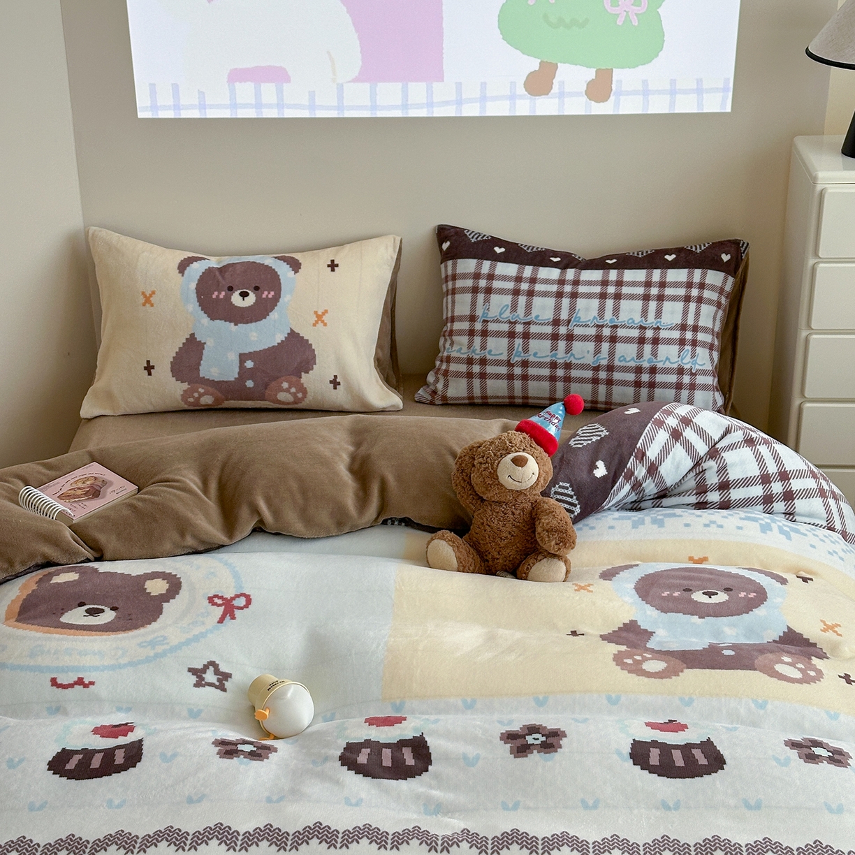 91家纺网 家纺一手货源 找家纺 美乐迪家纺 2025新款高品质大版牛奶绒四件套 费尔岛小熊