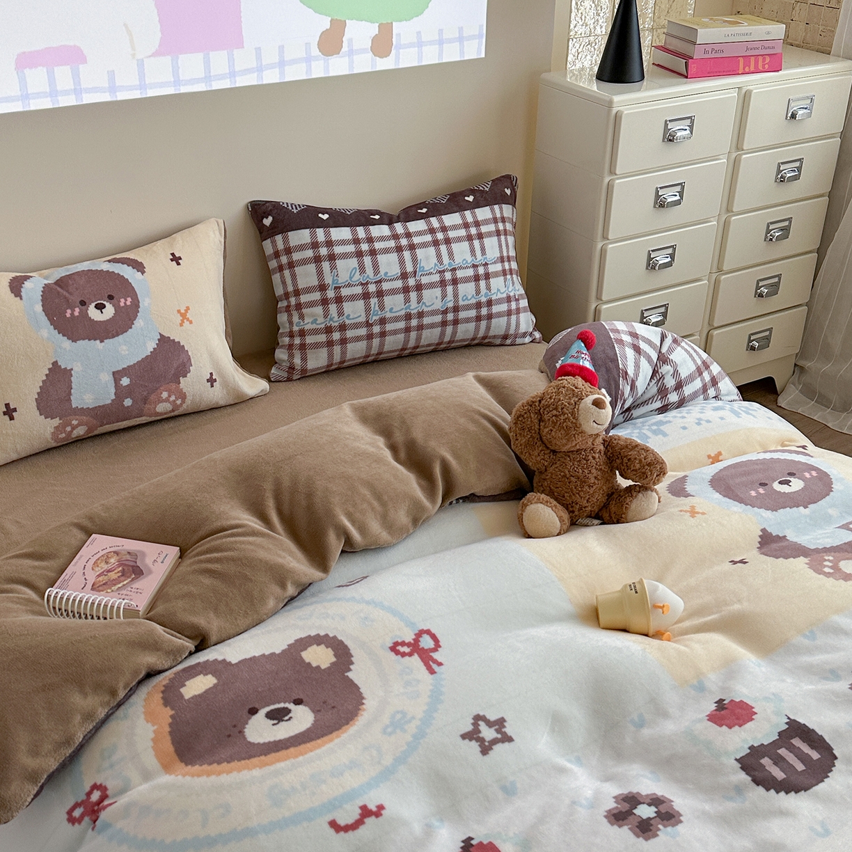 91家纺网 家纺一手货源 找家纺 美乐迪家纺 2025新款高品质大版牛奶绒四件套 费尔岛小熊