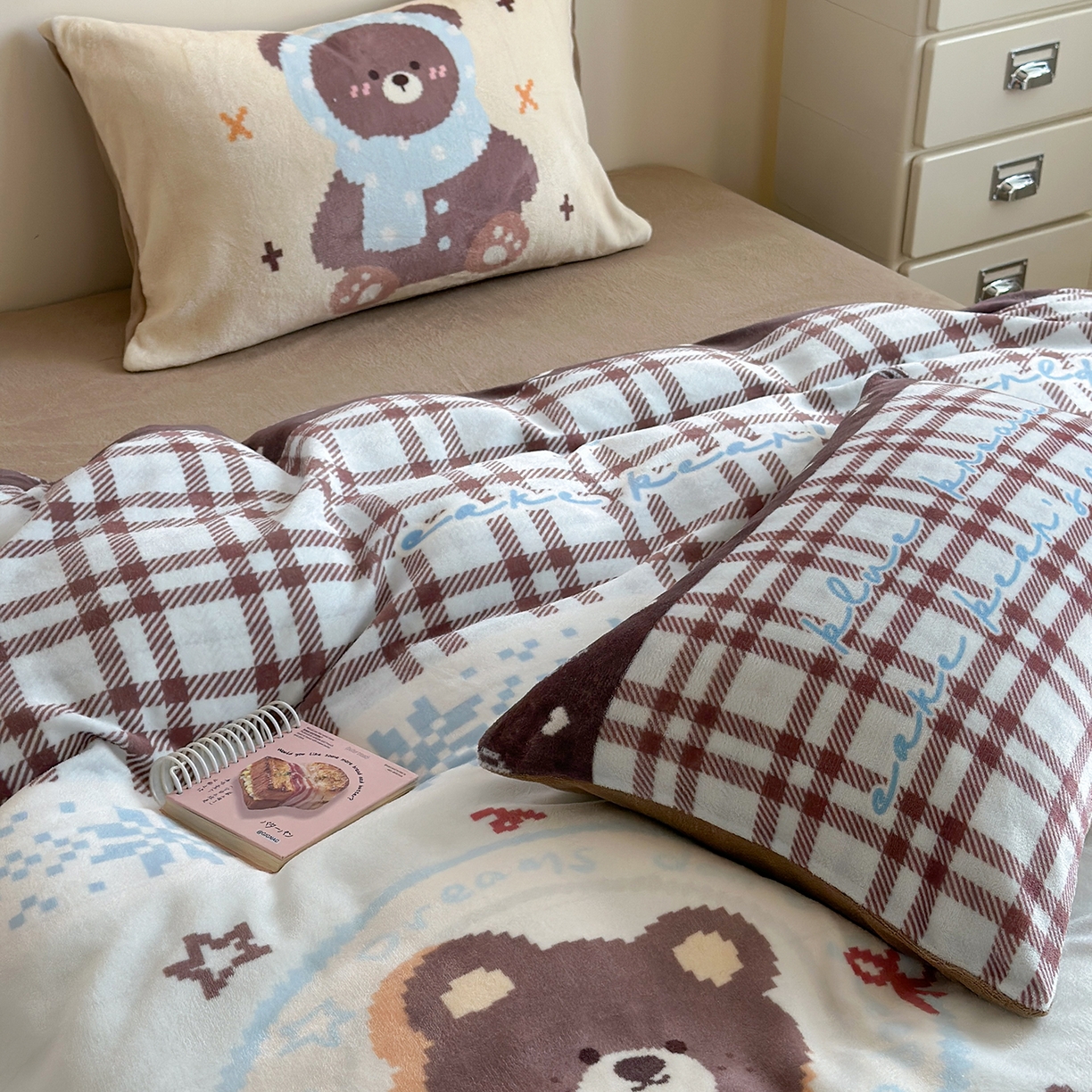 91家纺网 家纺一手货源 找家纺 美乐迪家纺 2025新款高品质大版牛奶绒四件套 费尔岛小熊