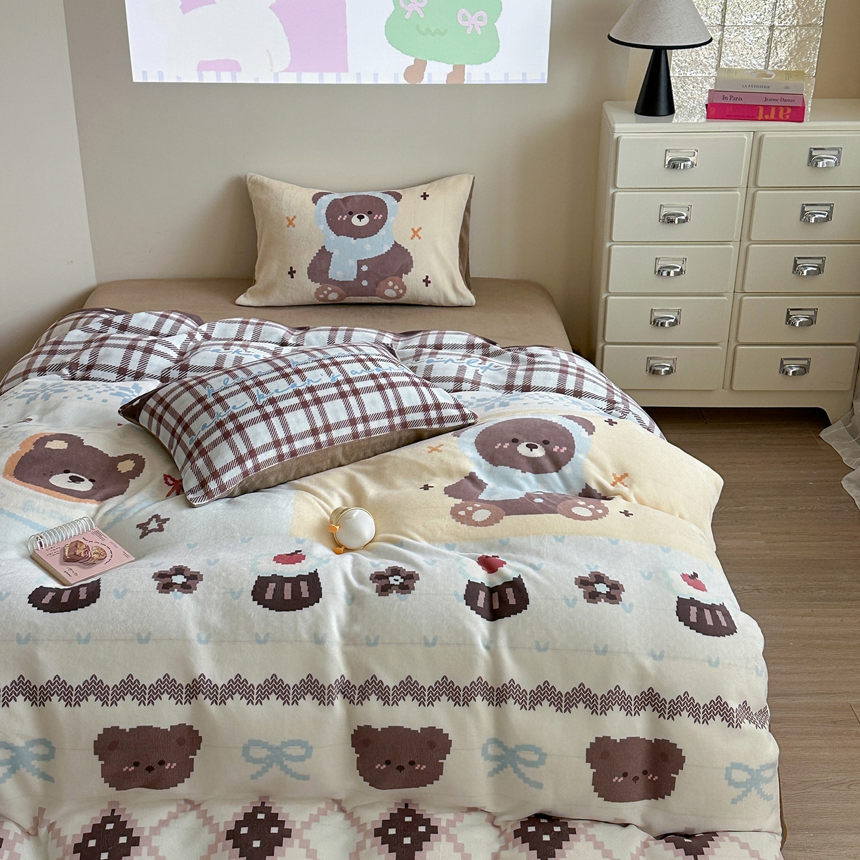 91家纺网 家纺一手货源 找家纺 美乐迪家纺 2025新款高品质大版牛奶绒四件套 费尔岛小熊