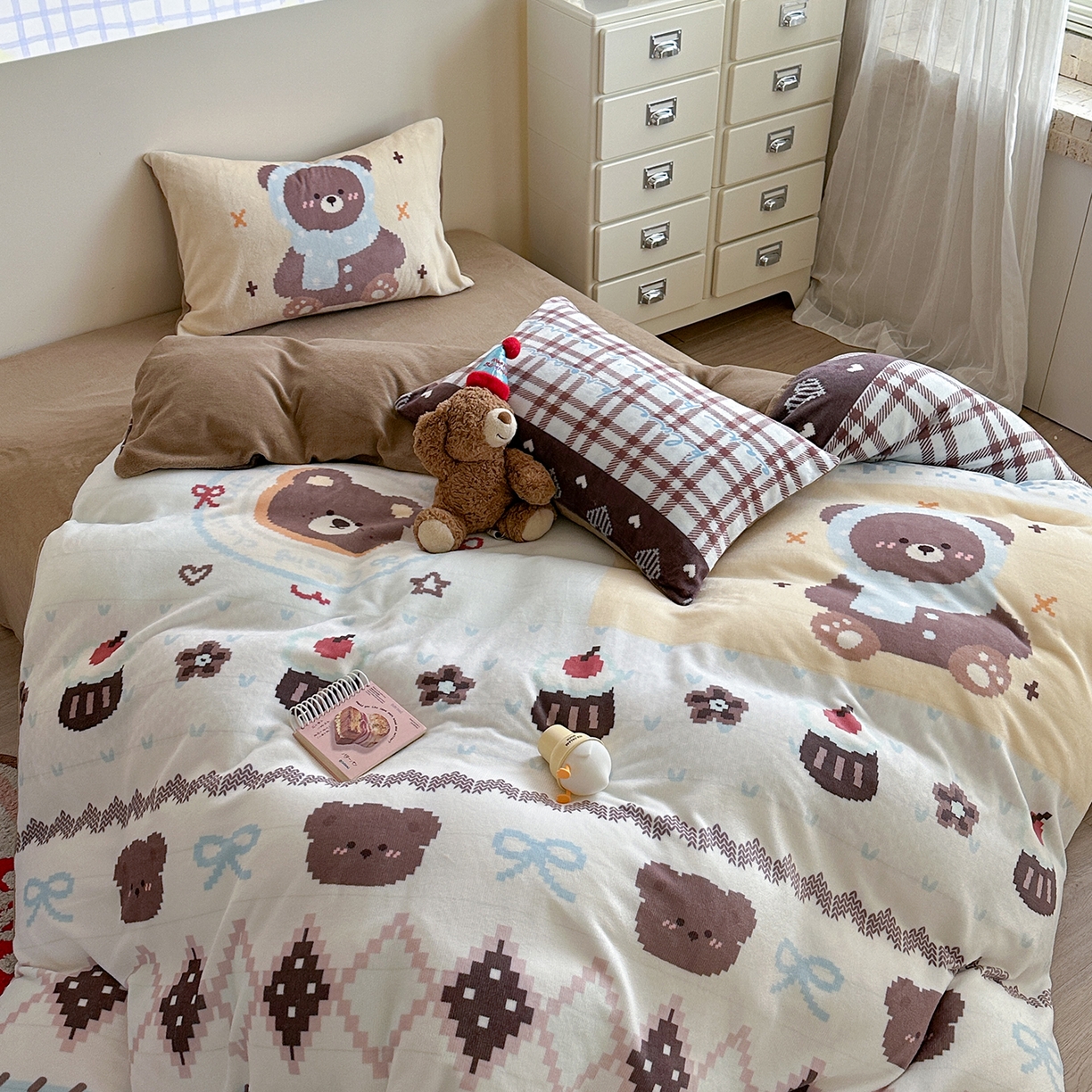 91家纺网 家纺一手货源 找家纺 美乐迪家纺 2025新款高品质大版牛奶绒四件套 费尔岛小熊