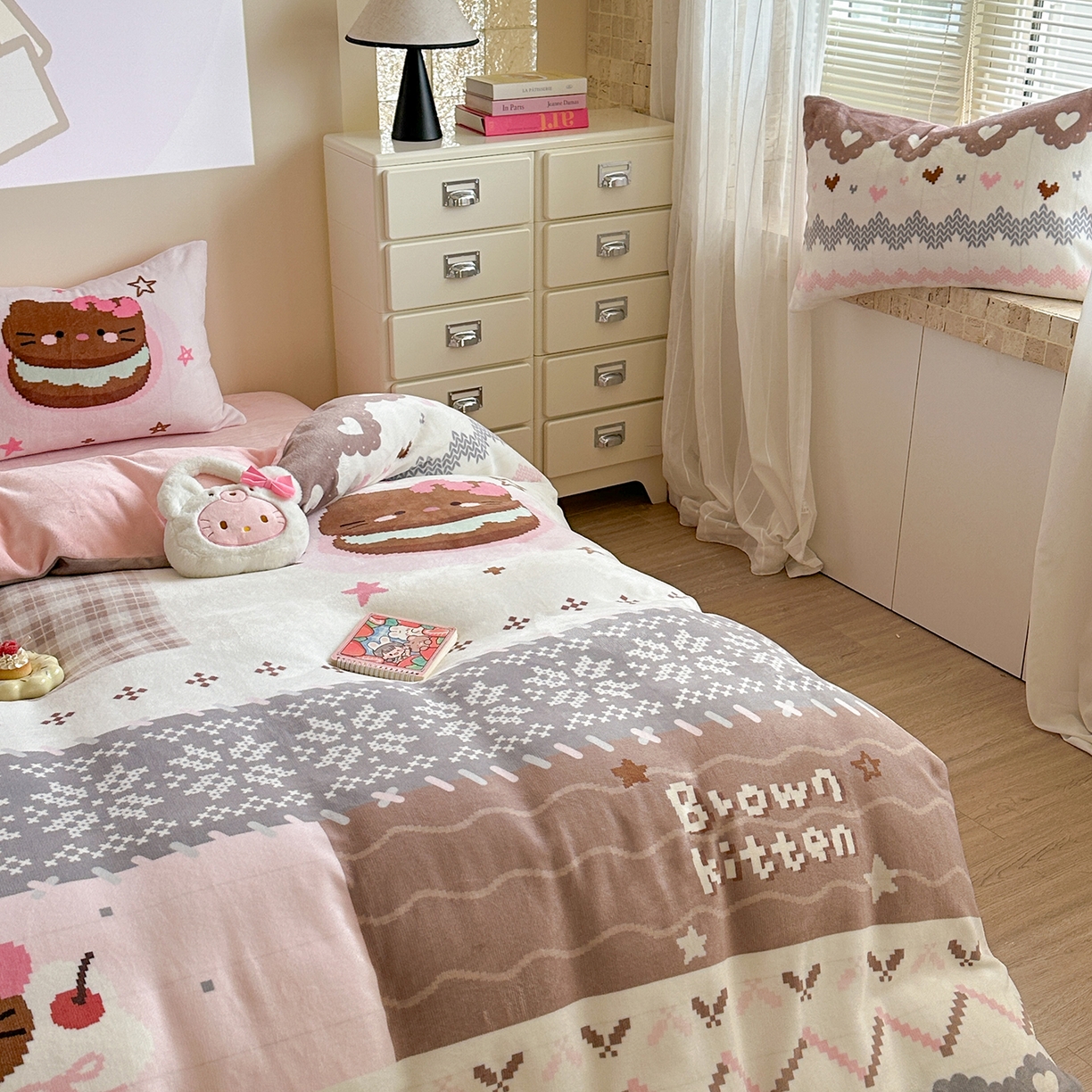 91家纺网 家纺一手货源 找家纺 美乐迪家纺 2025新款高品质大版牛奶绒四件套 费尔岛猫猫