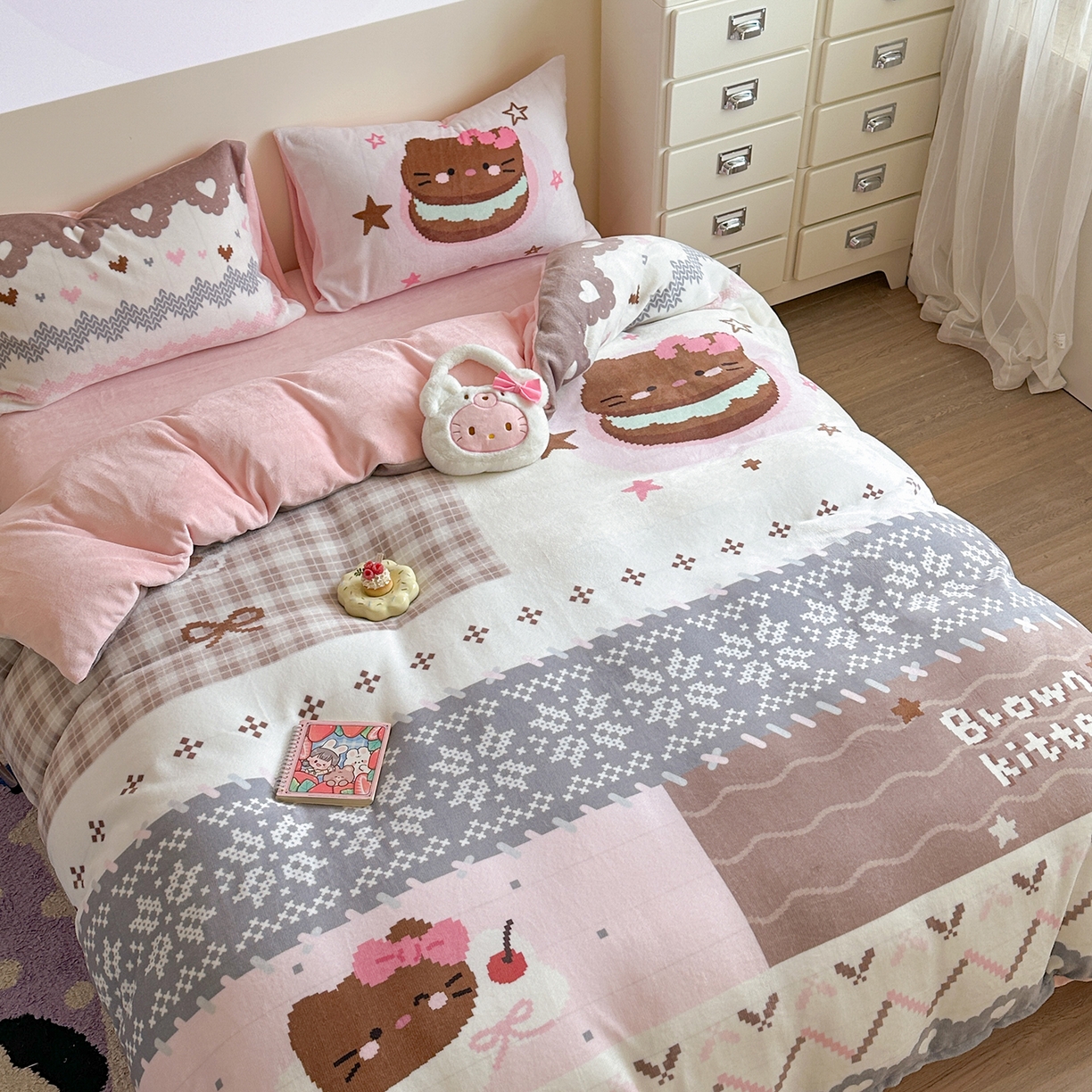 91家纺网 家纺一手货源 找家纺 美乐迪家纺 2025新款高品质大版牛奶绒四件套 费尔岛猫猫