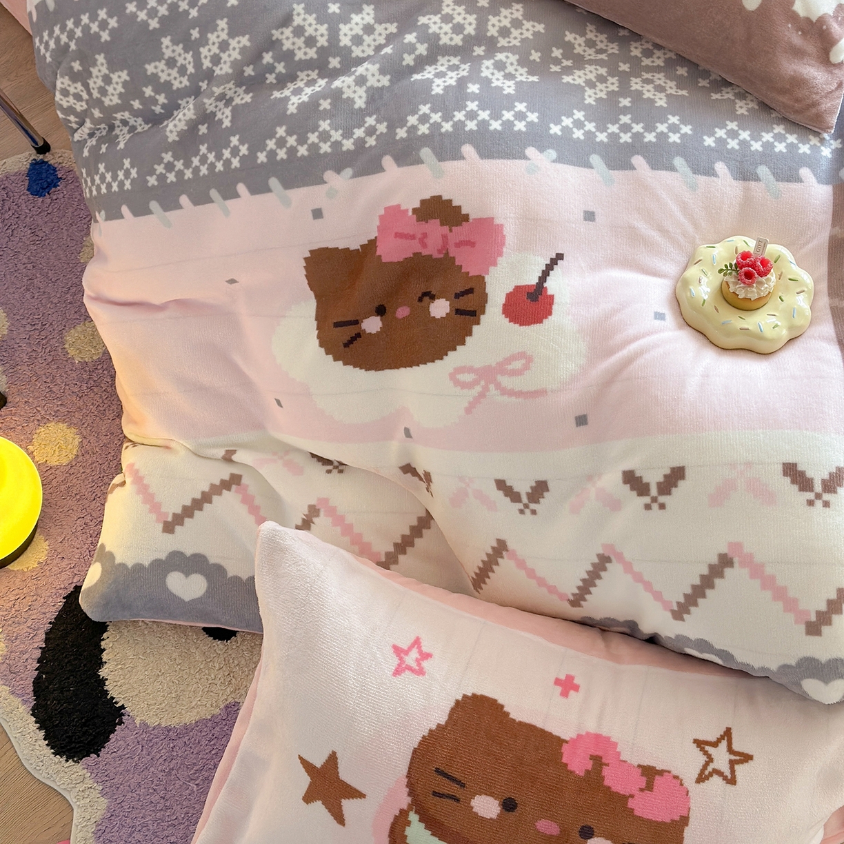 91家纺网 家纺一手货源 找家纺 美乐迪家纺 2025新款高品质大版牛奶绒四件套 费尔岛猫猫